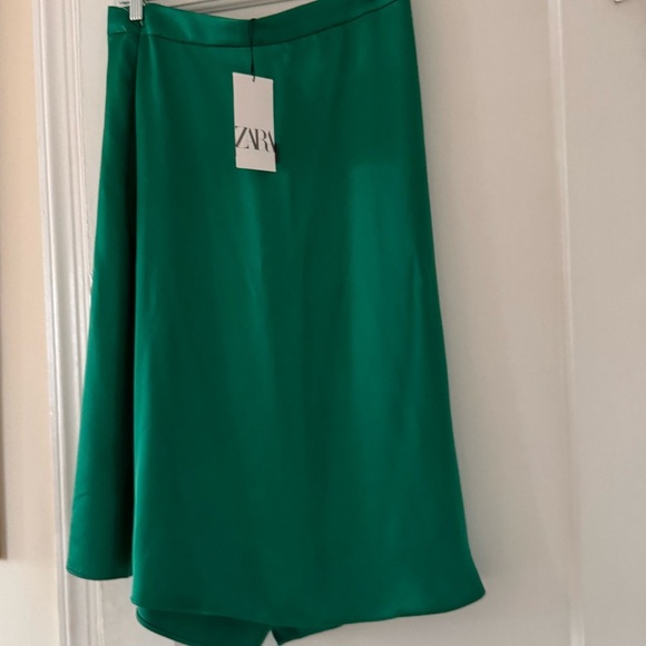 Zara Satin Midi Skirt In Emerald Green Holidays Festive - Picture 6 of 13
